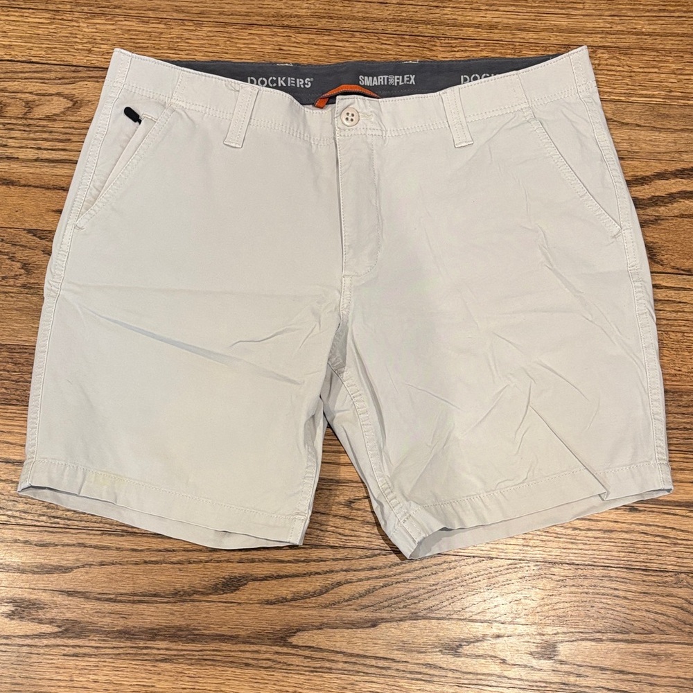 Dockers Men's Light Beige Flat Front SmartFlex Shorts 38 waist